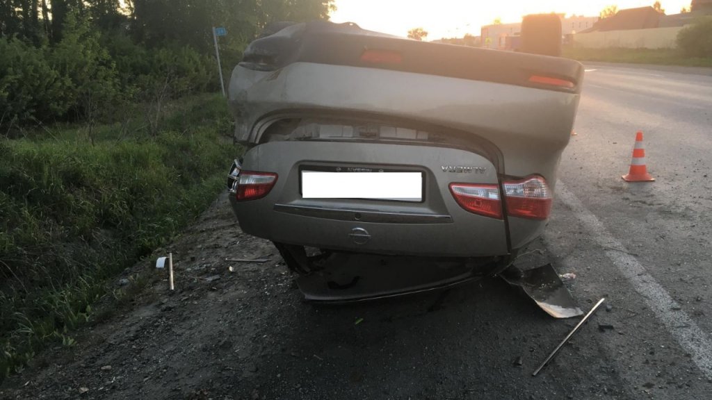 Под Екатеринбургом опрокинулась машина – пьяный водитель уснул за рулем (ФОТО)