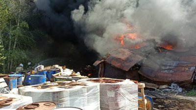В Екатеринбурге – крупный пожар, есть угроза взрыва (ФОТО)