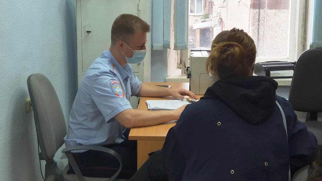 В Екатеринбурге девушку на самокате наказали за езду без прав (ФОТО)