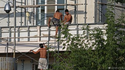 В центре Челябинска во время ремонта фасада разбился рабочий