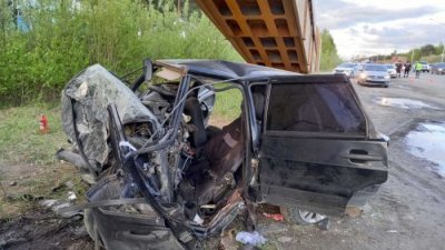 В Сургуте легковушка врезалась в опору моста, водитель погиб