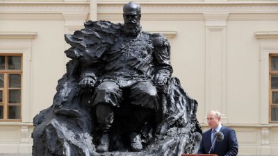 Скульптор устранил «техническую ошибку» на памятнике Александру III, который открывал Путин