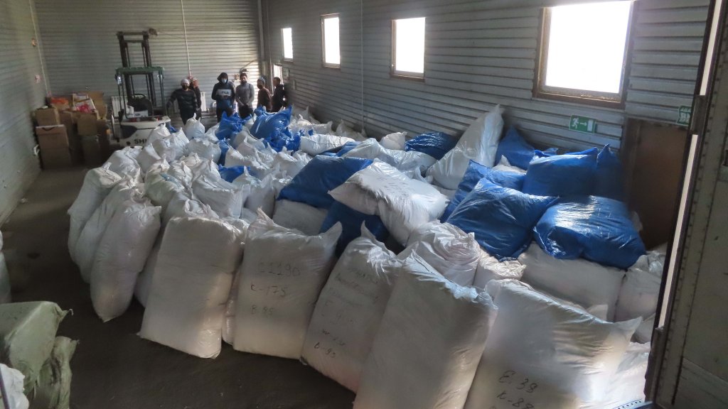 Челябинские таможенники задержали 9,5 тонн белья и носков