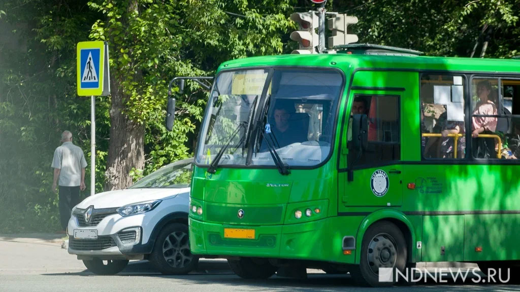 В Тамбове автобус врезался в восемь припаркованных автомобилей