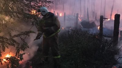 В Белоярском районе всю ночь спасали поселок от пожара