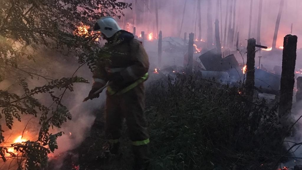В Белоярском районе всю ночь спасали поселок от пожара
