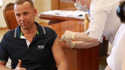 «Прививаемся, друзья»: курганский губернатор Шумков поставил прививку от коронавируса