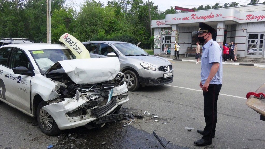 Водитель «Яндекс.Такси» уснул за рулем и врезался в экскаватор, пострадали три девушки (ФОТО)