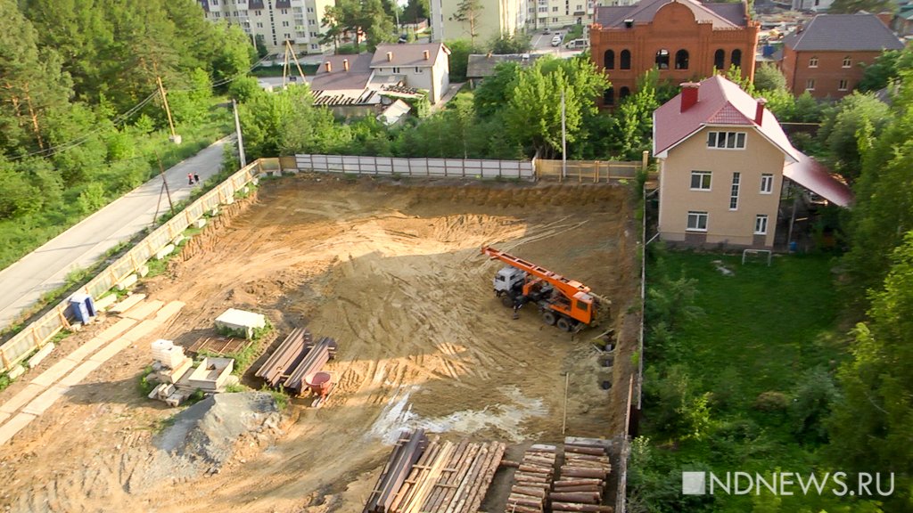 Дом на краю: люди боятся, что их жилище рухнет в котлован под строительство новой «свечки» (ФОТО, ВИДЕО)