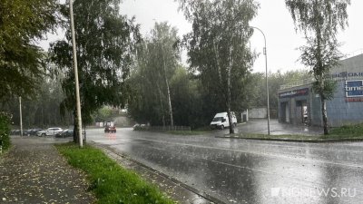 Воды по колено: Екатеринбург залило тропическим ливнем с градом (ВИДЕО)