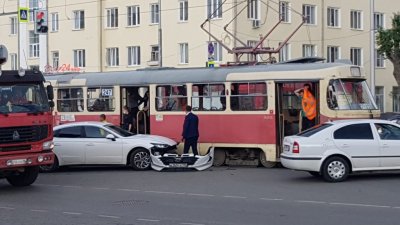 У Макаровского моста иномарка врезалась в трамвай (ФОТО)
