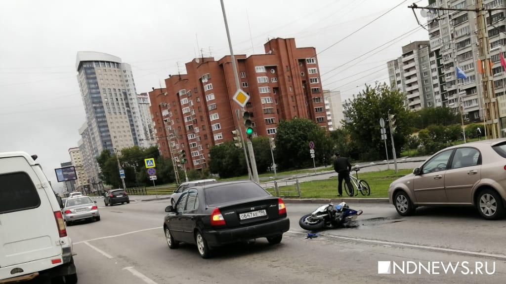 ДТП с участием байкера создало огромную пробку в Екатеринбурге (ФОТО)
