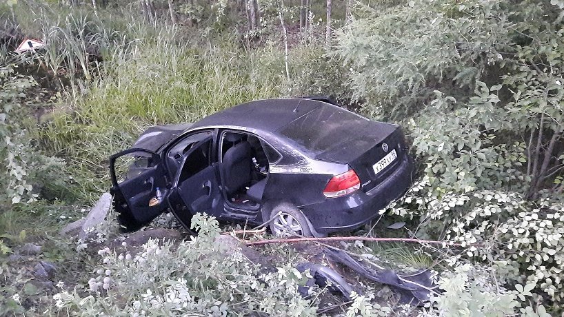 На серовской трассе водитель слетел в кювет и погиб (ФОТО)