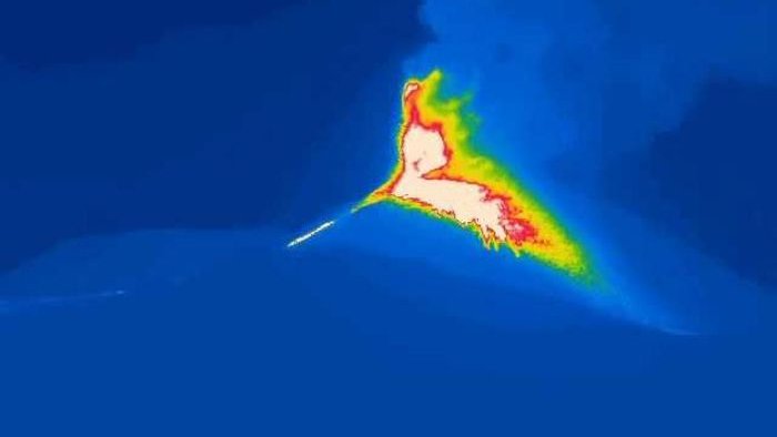 Ночью вулкан Этна снова извергался, столб пепла поднялся на 11 км