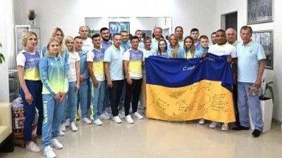 Зеленский вручил украинским олимпийцам государственный флаг с картой страны без Крыма