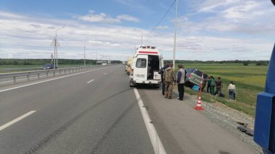 В Тюменской области водитель «Хонды» не заметил стоящий на обочине большегруз: пострадали 4 человека (ФОТО)