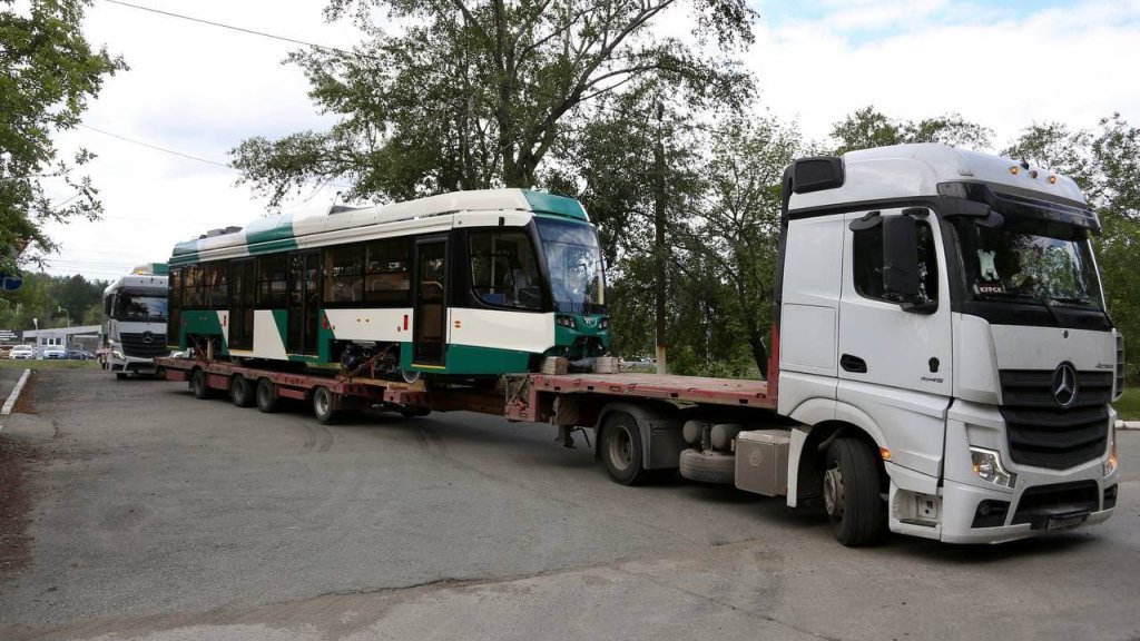 В Челябинск прибыли два новых трамвая