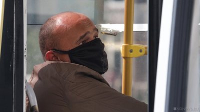 Почти 90 процентов англичан продолжают носить маски вне дома