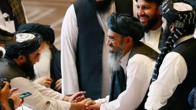 Премьер нового правительства Афганистана призвал бывших чиновников вернуться в страну