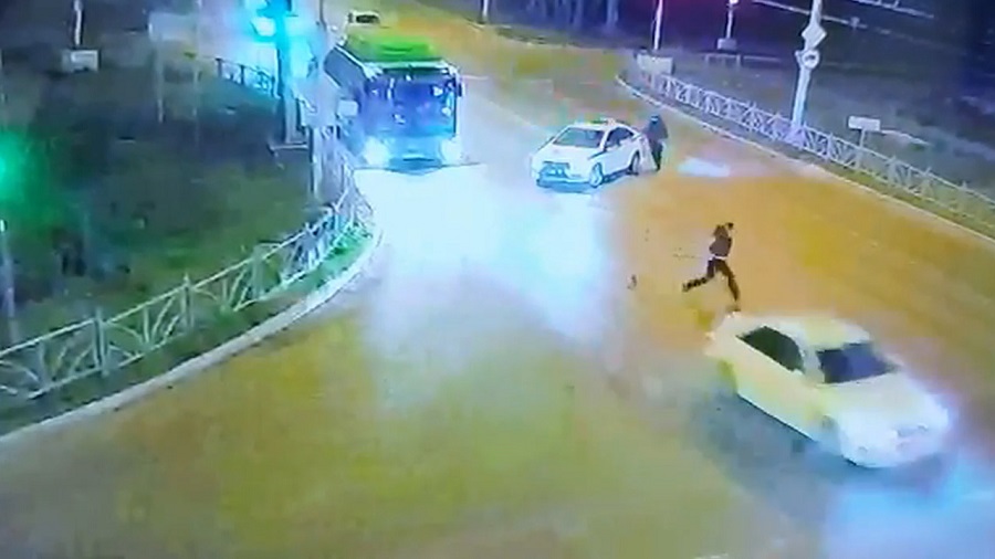 Водитель без прав наехал на полицейского и несколько метров протащил его по дороге (ВИДЕО)