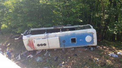Автобус с туристами перевернулся на Кубани: погибли два человека, более 20 ранены (ФОТО)