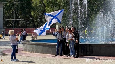 В Екатеринбурге моряки отмечают День ВМФ, до купания в фонтанах пока не дошло (ФОТО)