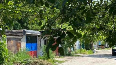 В украинском Мелитополе красят гаражи в цвета флага ДНР