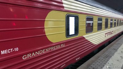 В Крыму пассажирский поезд снес легковушку