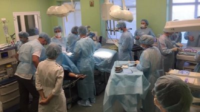 Свердловские врачи прооперировали ребенка в процессе его рождения