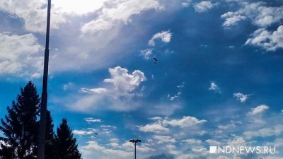 Над центром Екатеринбурга полетели парашютисты: десантники отмечают День ВДВ (ФОТО, ВИДЕО)