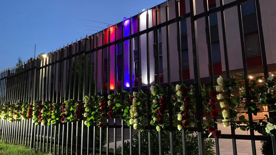 Миллион алых и белых роз: Балканисты прощаются с послом Сербии в Москве