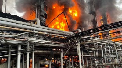В ЯНАО горит завод по переработке газового конденсата