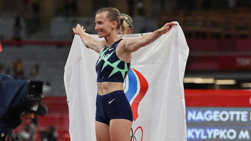 Россиянка взяла серебро Олимпиады в прыжках с шестом