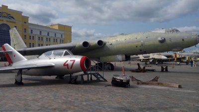 Ко Дню ВВС в музее техники выставили 47-метровый бомбардировщик (ФОТО)
