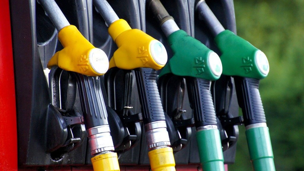 Биржевая цена на бензин превысила рекордные 58 тысяч рублей за тонну