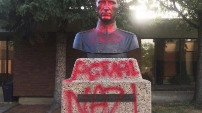 В Канаде разукрасили памятник украинскому нацисту Шухевичу – местные власти отказались искать «вандалов»