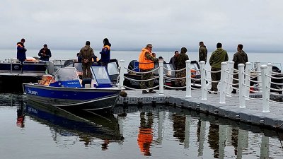 В Камчатском озере обнаружены тела погибших туристов после крушения вертолета