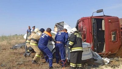 В аварии с грузовиком в Калмыкии погибли 5 человек, трое из них – дети