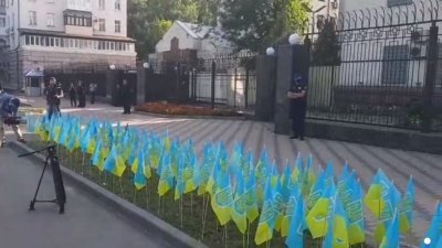 В Киеве утыкали территорию перед посольством РФ 150 украинскими флагами