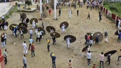 В Индии 75 человек пострадали на религиозном фестивале бросания камней