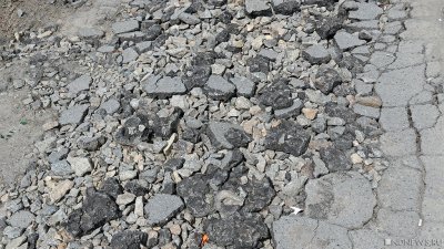 Жители челябинского поселка занялись ремонтом дорог за свой счет