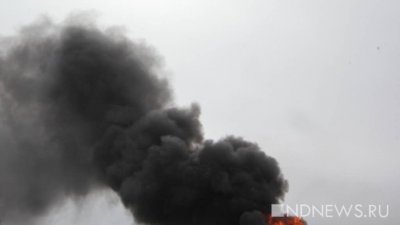Напугавший екатеринбуржцев чёрный дым шёл от горящего наполнителя на стройке