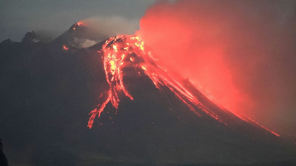 Туристов призвали обходить вулкан Шивелуч из-за близкого извержения
