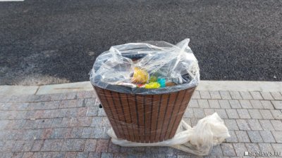 Севастопольцев просят доставать протухшие продукты из мусорных ведер и отправлять в службу доставки