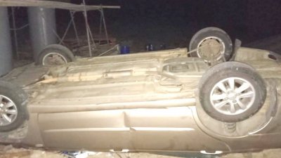 В Югре с моста упал автомобиль, пострадали два человека