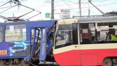 Четыре человека получили травмы в лобовом столкновении трамваев в Туле
