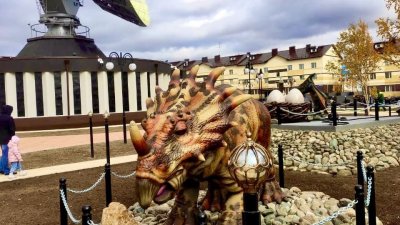 В Лабытнанги на второй день работы развлекательного парка «покалечили» динозавра
