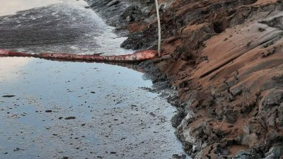 В Югре произошла утечка из нефтепровода – пострадала река и береговая линия