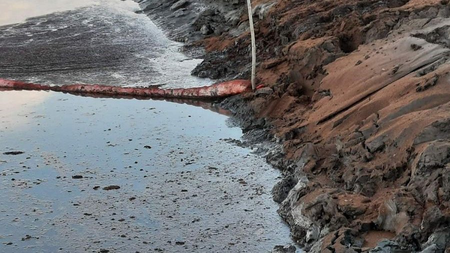 В Югре произошла утечка из нефтепровода – пострадала река и береговая линия