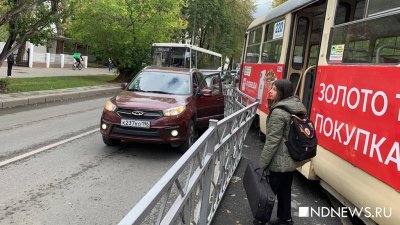 В центре трамвай сошёл с рельсов, пострадала пассажирка (ФОТО)
